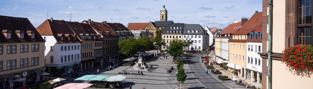 Die Innenstadt von Schweinfurt unter blauem Himmel. Die Perspektive ist aus der Höhe, dass die Menschen die Flanieren ganz klein wirken. Die Innenstadt von Schweinfurt unter blauem Himmel. Die Perspektive ist aus der Höhe, dass die Menschen die Flanieren ganz klein wirken.