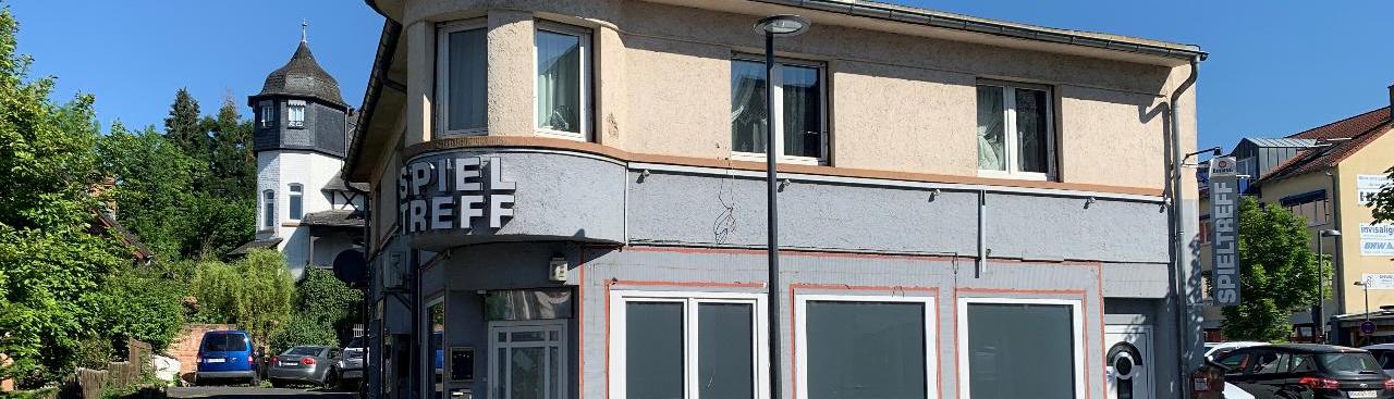 Ecke eines zweistöckigen Gebäudes mit  Ecke eines zweistöckigen Gebäudes mit