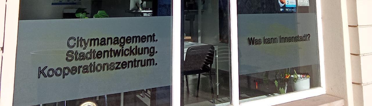 Bogenförmiges Schaufenster mit der Aufschrift  Bogenförmiges Schaufenster mit der Aufschrift