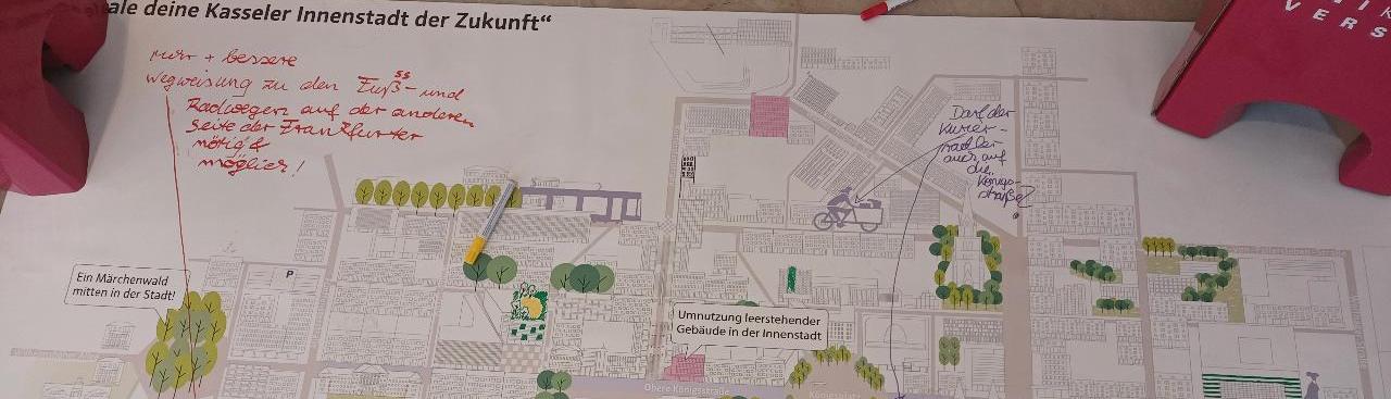Eine große Planungskarte für die zukünftige Innenstadt von Kassel mit handschriftlichen Notizen und farbigen Markern. Eine große Planungskarte für die zukünftige Innenstadt von Kassel mit handschriftlichen Notizen und farbigen Markern.