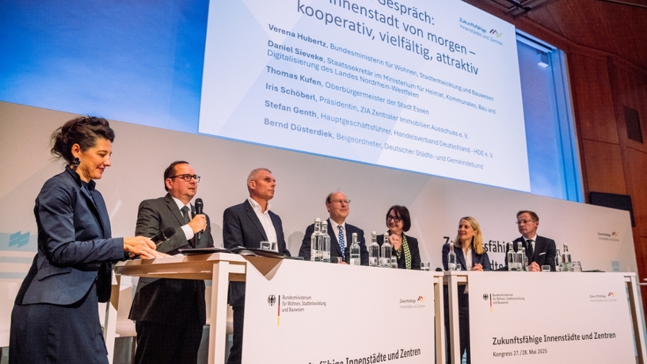 Sieben Personen führen vor dem Publikum ein Gespräch zum Thema „Innenstadt von morgen". Sieben Personen führen vor dem Publikum ein Gespräch zum Thema „Innenstadt von morgen".