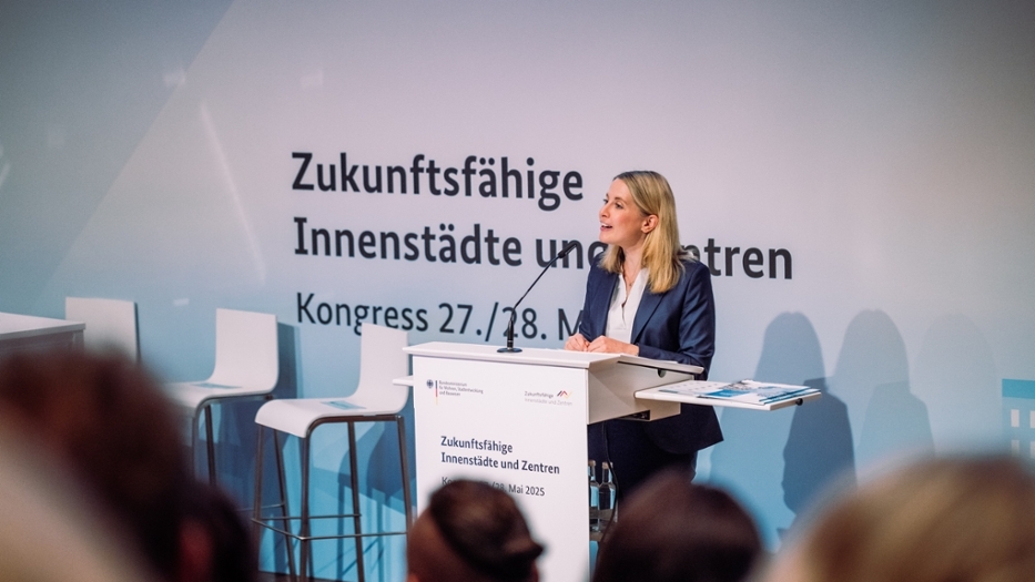 Die Bundesministerin Verena Hubertz eröffnet mit einer Rede den Innenstadtkongress 2025. Die Bundesministerin Verena Hubertz eröffnet mit einer Rede den Innenstadtkongress 2025.