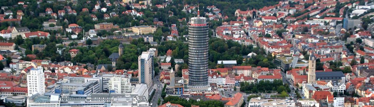 Ein Luftbild der Innenstadt Jenas im Sommer mit Blick auf den Jentower.