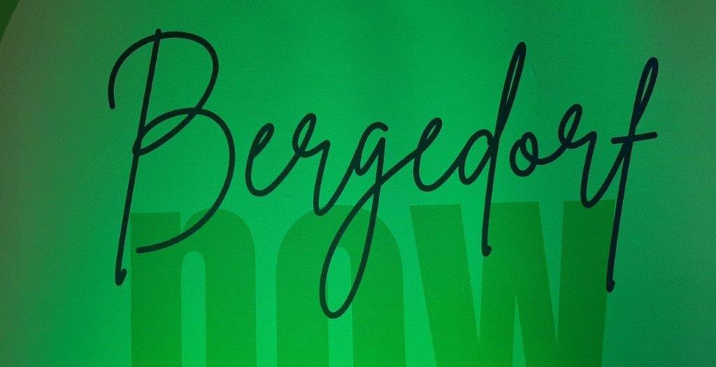 Auf grünem Untergrund steht in schwarzer Schreibschrift "Bergedorf". Darunter steht in dicken grünen Lettern "now".