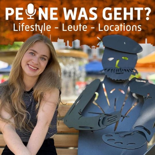 Ein Foto von einer lächelnden Frau neben einer Metal Figur, als Titelbild für den Podcast „Peine, was geht?“. Ein Foto von einer lächelnden Frau neben einer Metal Figur, als Titelbild für den Podcast „Peine, was geht?“.